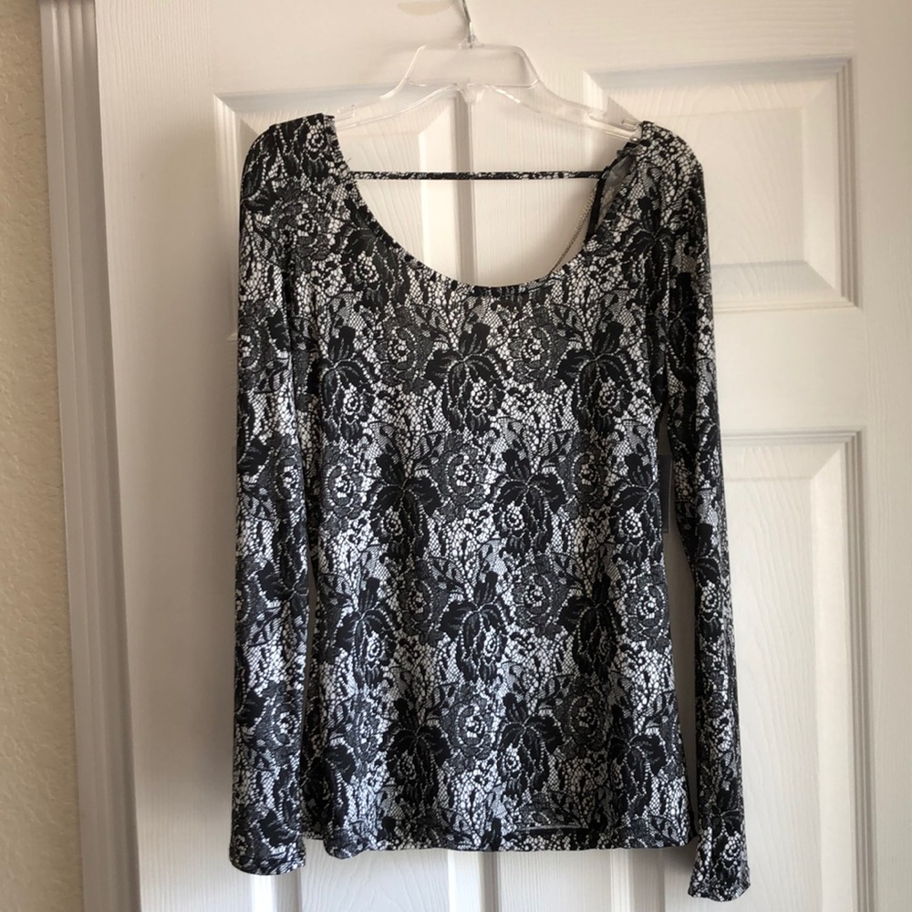 Black and white flower detailed print top.